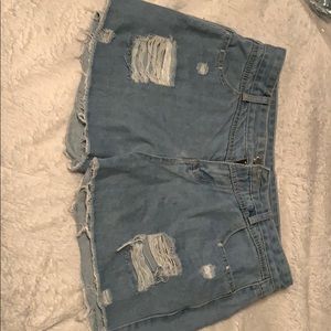 Ripped Jean Shorts 🌴